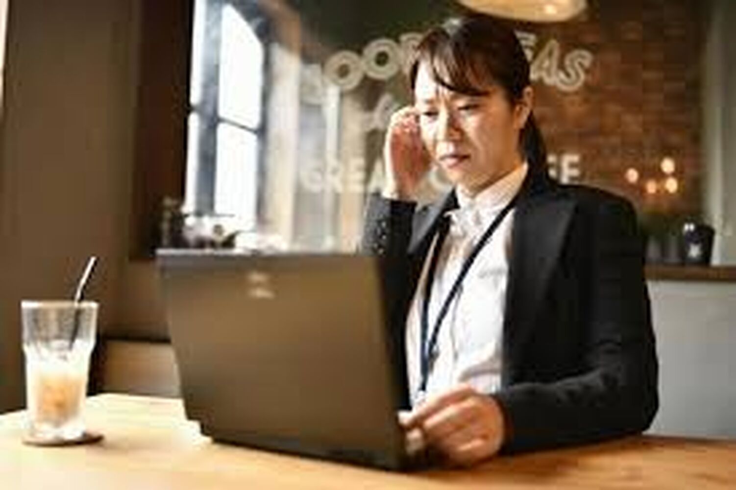 眉間にシワ、寄ってませんか？～肩こり、首こり、呼吸しづらさ～